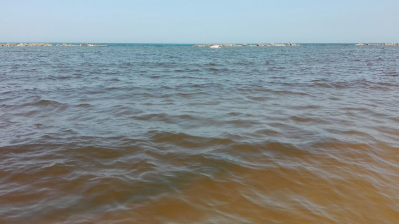 Какая вода в азовском. Азовское море грязное. Азовское море мутное. Мутное море. Азовское море грязная вода.