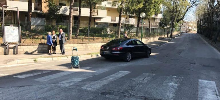 Pescara, auto investe pedone ai Colli: anziano in ospedale FOTO
