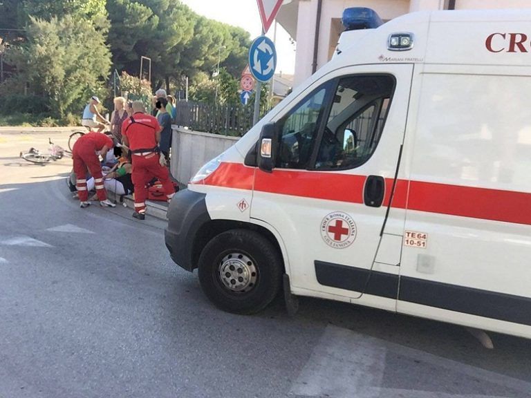 Giulianova, auto contro bici in via Lepanto: donna ferita FOTO