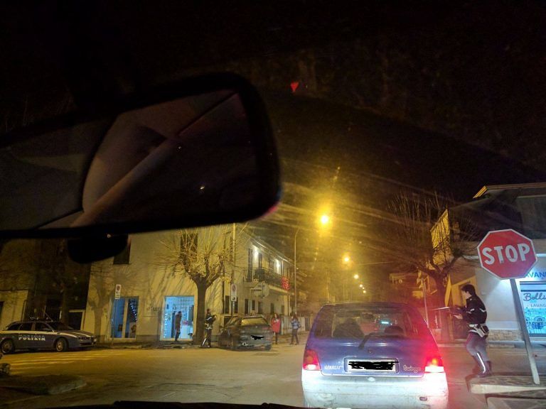 Giulianova, auto finisce contro un palo FOTO
