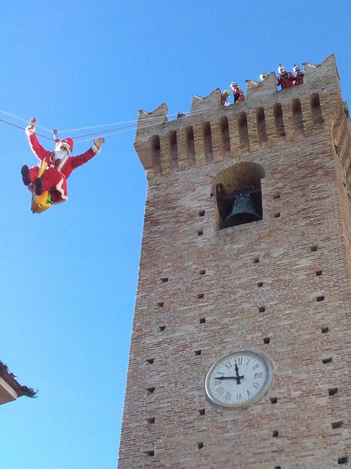 Mosciano, Babbo Natale ‘scende’ dalla torre FOTO