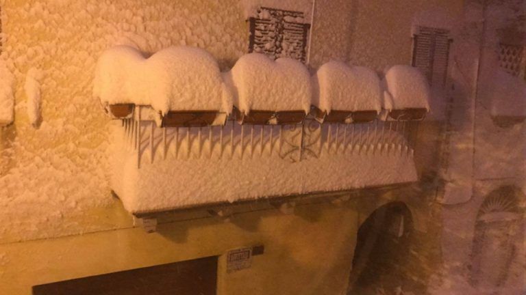 Bufera di neve nella notte: isolate Mutignano, Atri e Valfino