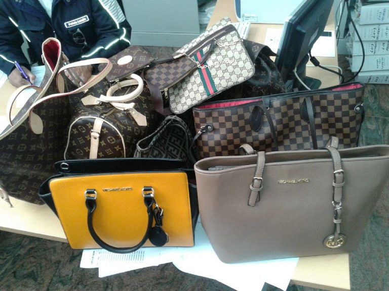 Montesilvano, interventi anti-abusivismo: sequestrate numerose borse contraffatte