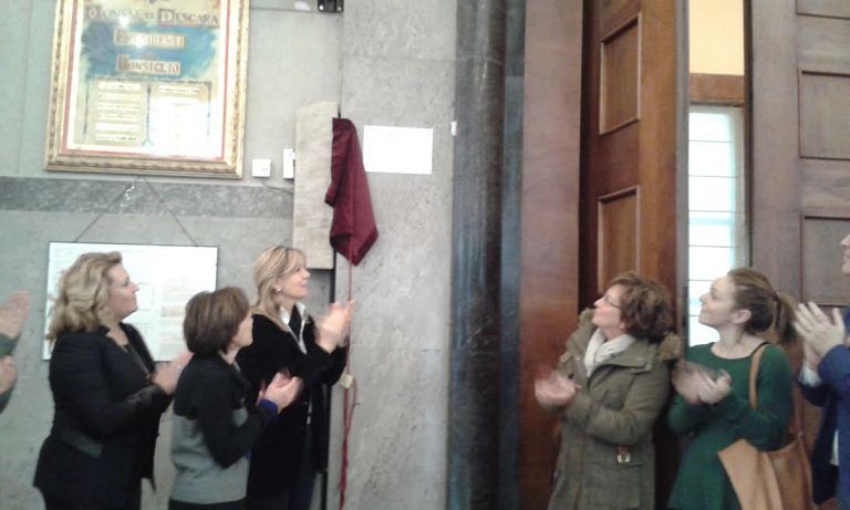 Pescara, in Sala consiliare la targa in memoria delle donne vittime di violenza