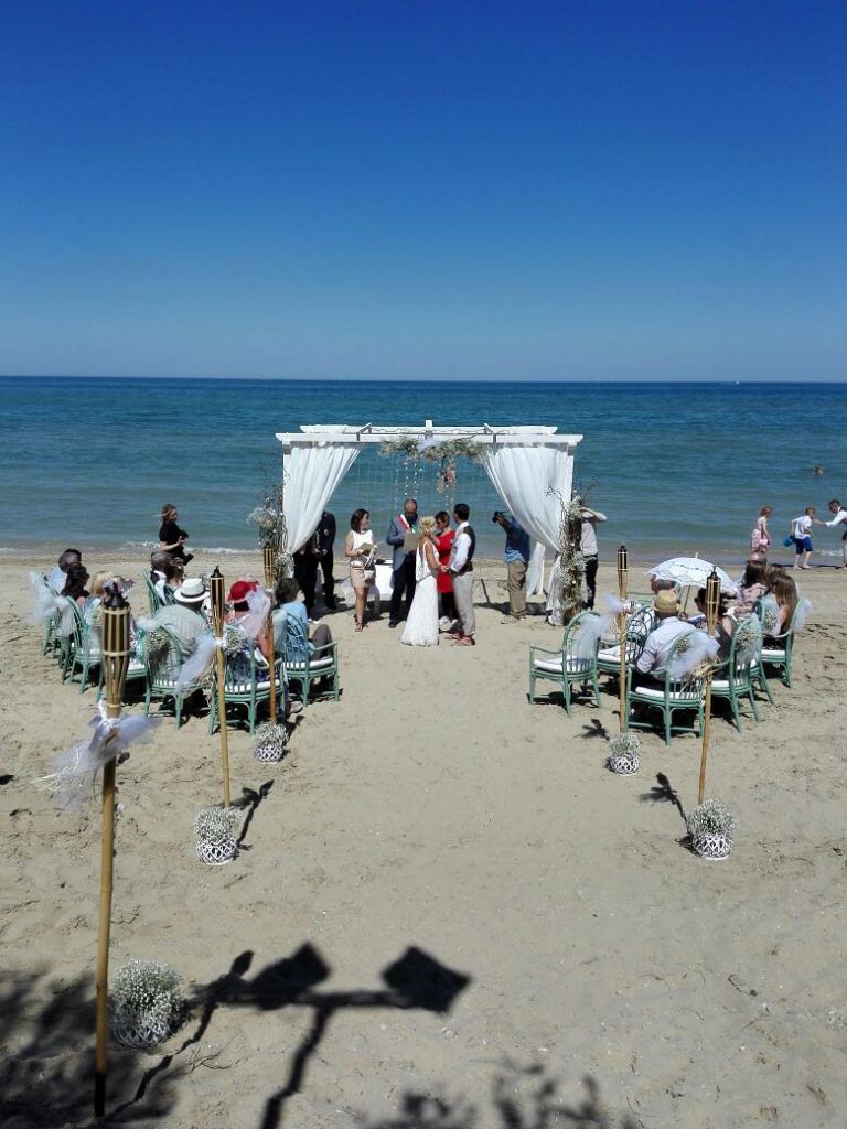 Pineto, boom di matrimoni in spiaggia e unioni gay