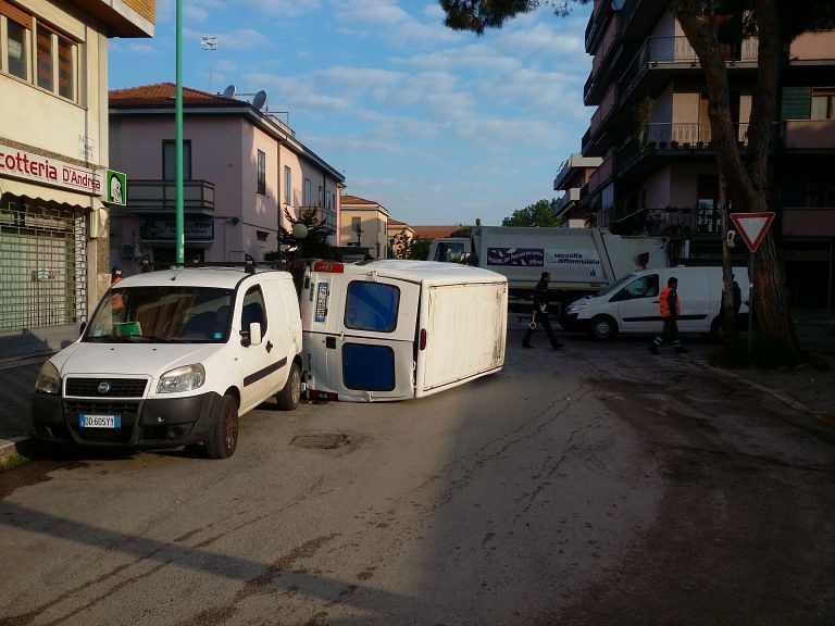Pescara, mezzo Attiva contro furgone: due feriti FOTO