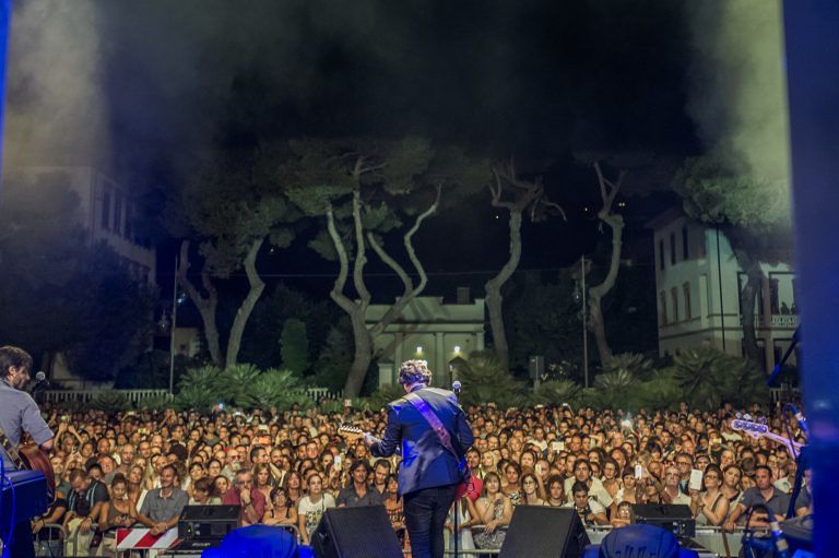 Tiromancino ‘accendono’ Silvi ma alcune vie restano al buio durante il concerto