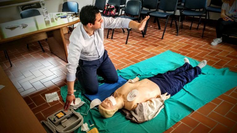 Castelli, a scuola di defibrillatore: anche il sindaco “sui banchi”