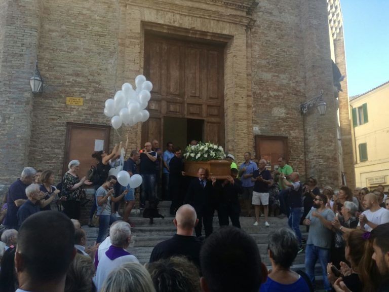 Giulianova, folla commossa per l’ultimo saluto a Nico Nardi FOTO/VIDEO