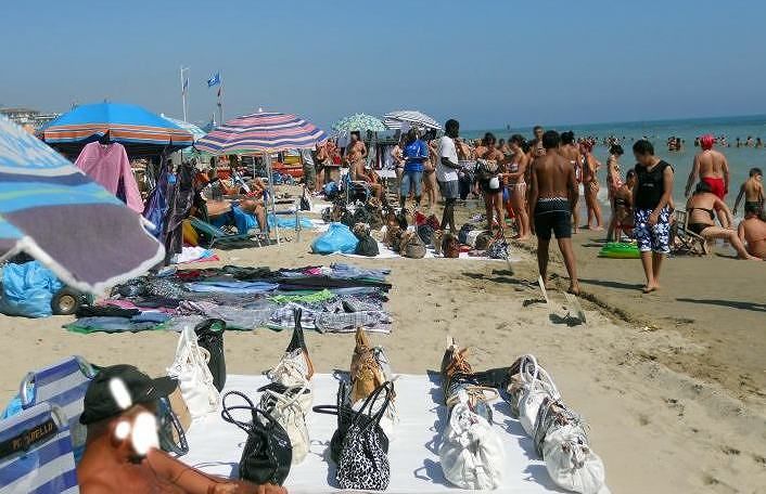 Montesilvano, 800 articoli contraffatti sequestrati in spiaggia