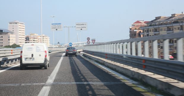 Pescara, tubo finisce su asse attrezzato: rischio incidenti, ma interviene Polstrada