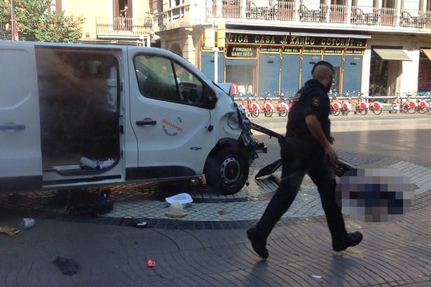Furgone sulla folla a Barcellona: l’Isis rivendica l’attacco