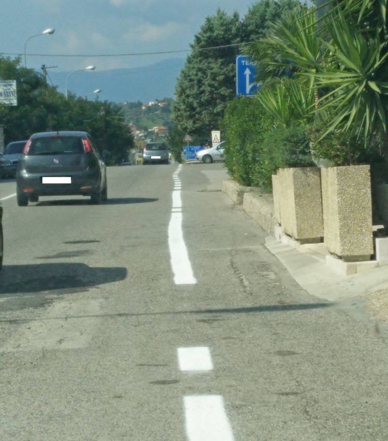 Bellante, segnaletica stradale: la linea che….curva…..FOTO