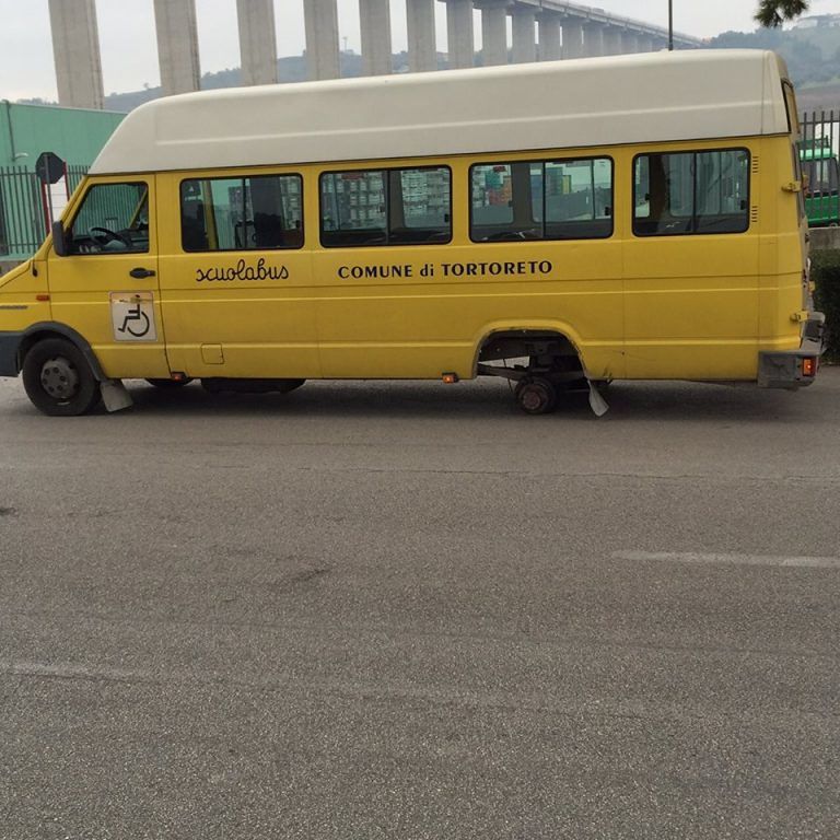 Tortoreto, scuolabus perde due ruote: acquisite le immagini delle telecamere della rimessa