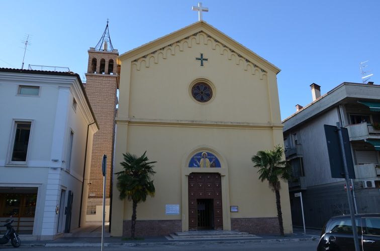 Alba Adriatica, la chiesa chiude per lavori: messe in sala conferenze