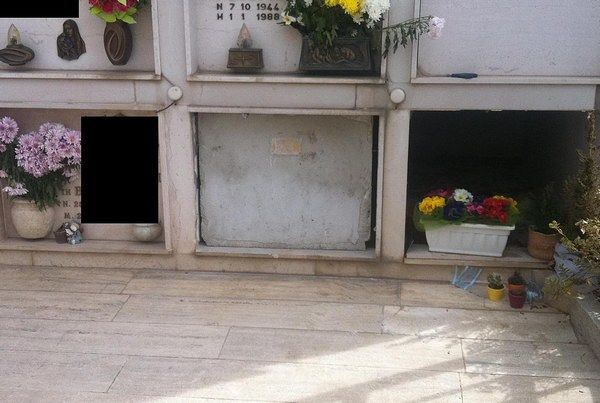 Tomba profanata al cimitero di Cellino Attanasio