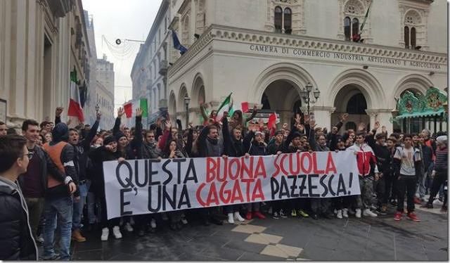 Chieti, corteo cittadino degli studenti contro la Buona Scuola: tutti uniti contro Renzi
