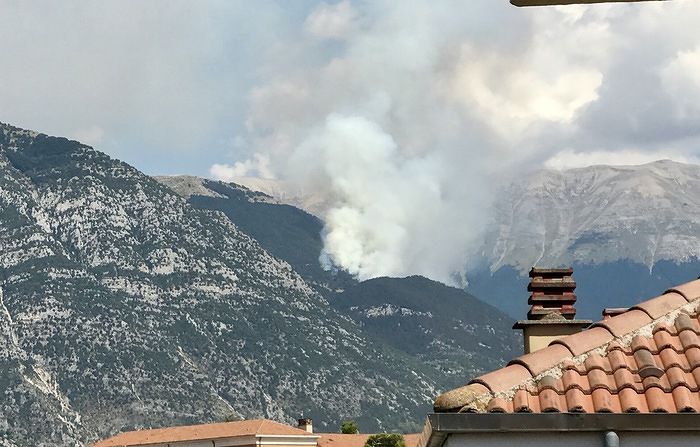 Brucia anche il monte Morrone: vasto incendio a Passo San Leonardo