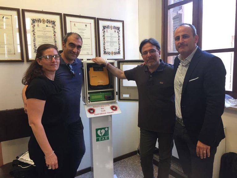 Teramo, il Club Biancorosso dona due defibrillatori alla città