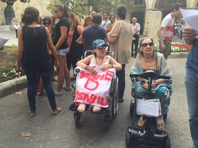 Nuova protesta dei disabili davanti alla sede della Regione Abruzzo