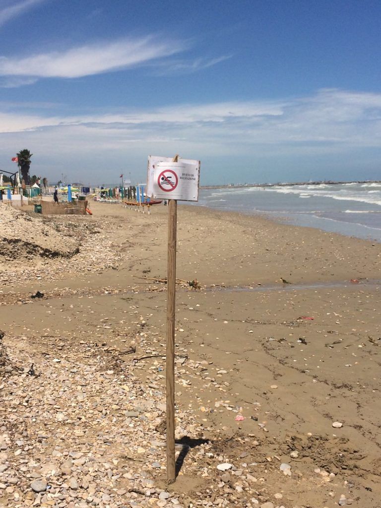Mare inquinato a Giulianova sud, Mastromauro replica alla Ciafardoni: ‘il divieto c’è’