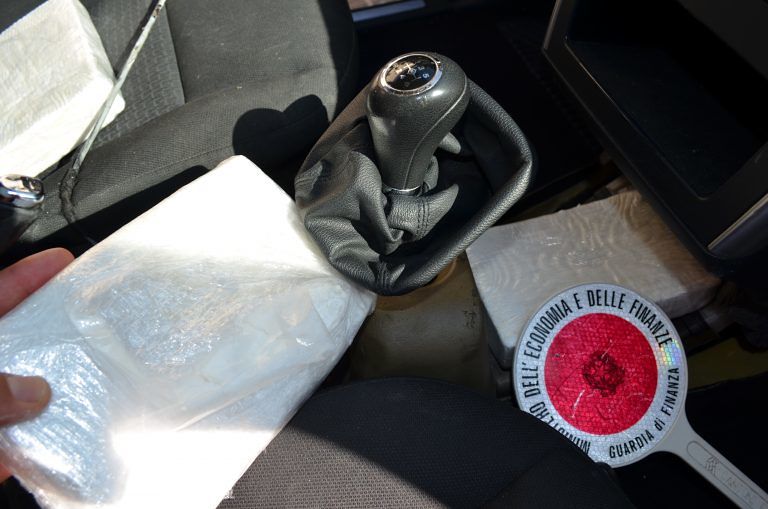 Pescara, in auto con i figli minori e 4 kg di cocaina: arrestati coniugi