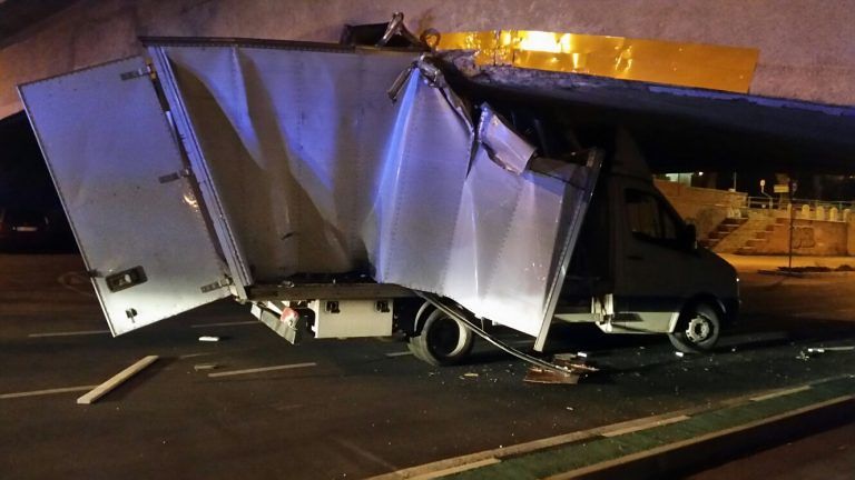 Pescara, lungofiume dei Poeti: camion incastrato sotto al ponte
