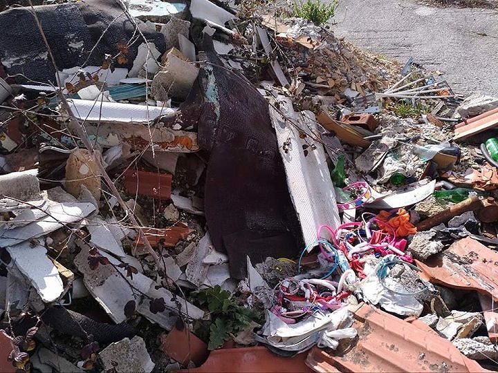 Pratola Peligna, abbandonati rifiuti pericolosi nel piazzale de ‘La terza via’ (FOTO)