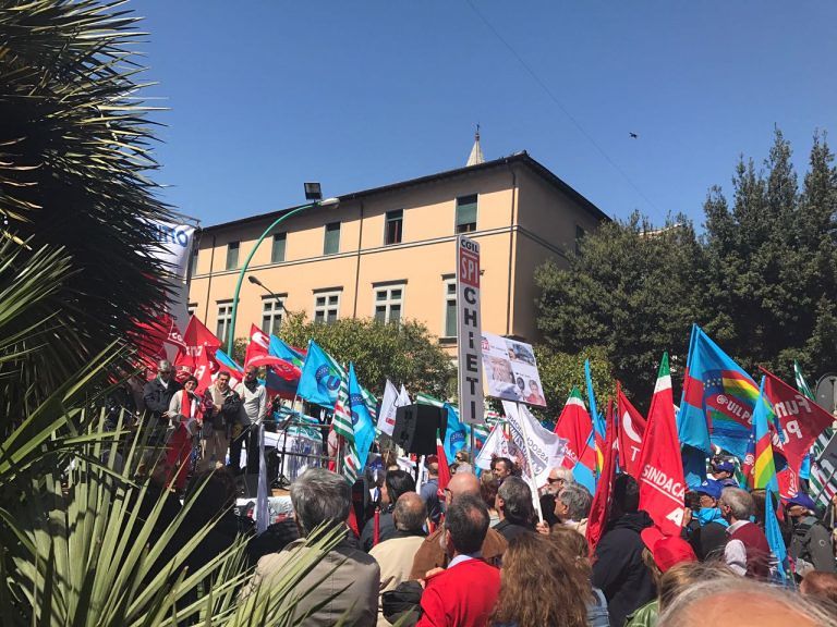 Pescara, oltre mille in piazza contro i tagli a sociale e sanità