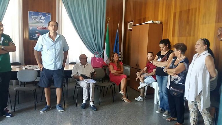 Alba Adriatica, il ricordo di Domenico Pantone: amici e insegnanti consegnano le firme in Comune