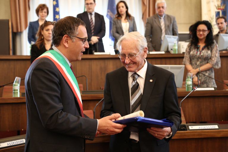 Pescara, lo scienziato Roy Kerr riceve la cittadinanza onoraria