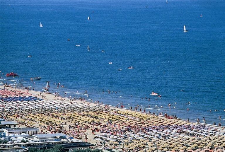 Pescara, Acerbo sul Piano spiaggia “Una follia”