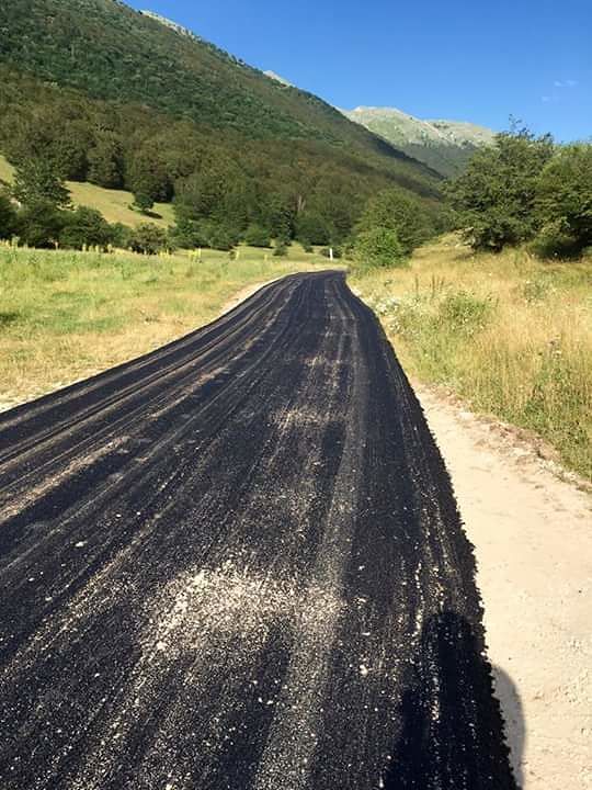 Villavallelonga, colata di asfalto nel cuore del Parco d’Abruzzo FOTO