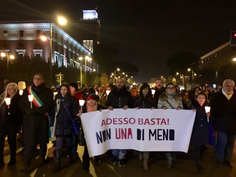 Omicidio Pescara, oltre mille persone alla fiaccolata per Jennifer FOTO-VIDEO