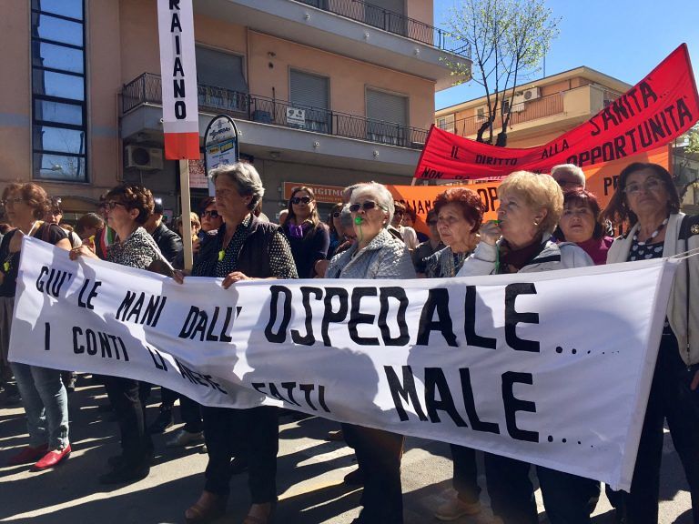 “No al declassamento dell’ospedale di Popoli”, corteo e protesta a Pescara FOTO