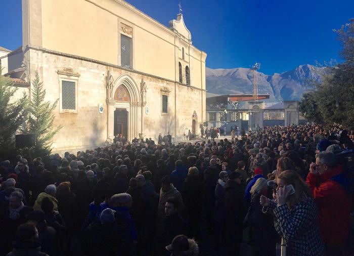 Sulmona, chiesa stracolma per l’addio a Fabrizia Di Lorenzo