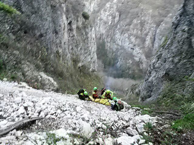 Gole di Celano, giovane escursionista si fa male scivolando: soccorso in elicottero FOTO
