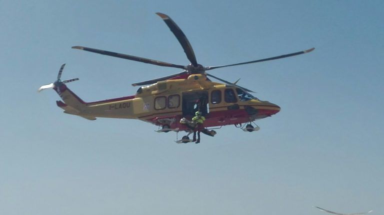 Gran Sasso, escursionista scivola dal sentiero del Corno Grande: soccorso in elicottero FOTO