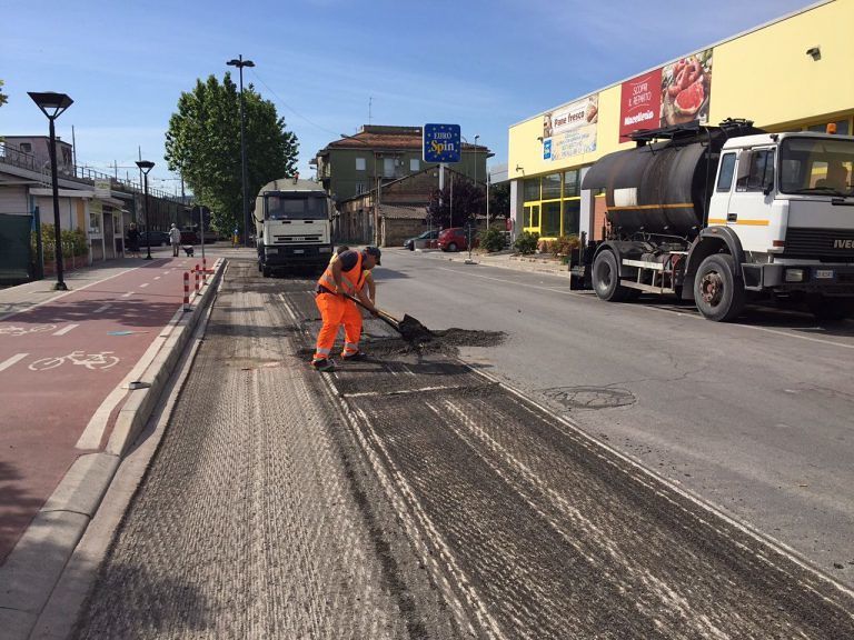Pescara, nuovo asfalto e segnaletica nelle vie cittadine