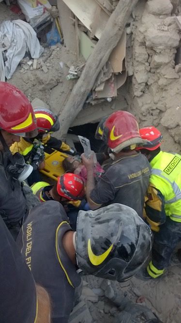 Terremoto Centro Italia, vigili del fuoco teramani salvano bimba di sei anni