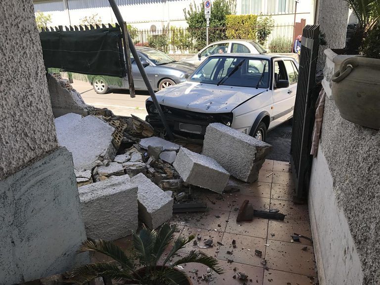 Pescara, anziano sfonda il muro di una casa con l’auto FOTO