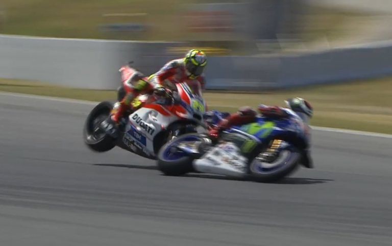 MotoGP, Iannone fa fuori Lorenzo e si ritira