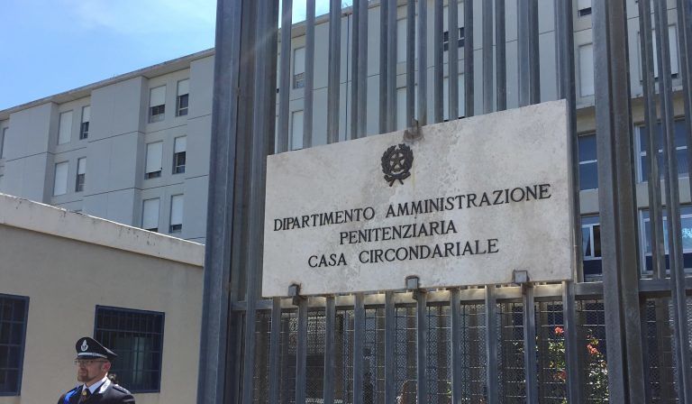 Teramo, detenuto ingoia oggetti a Castrogno: caos in carcere