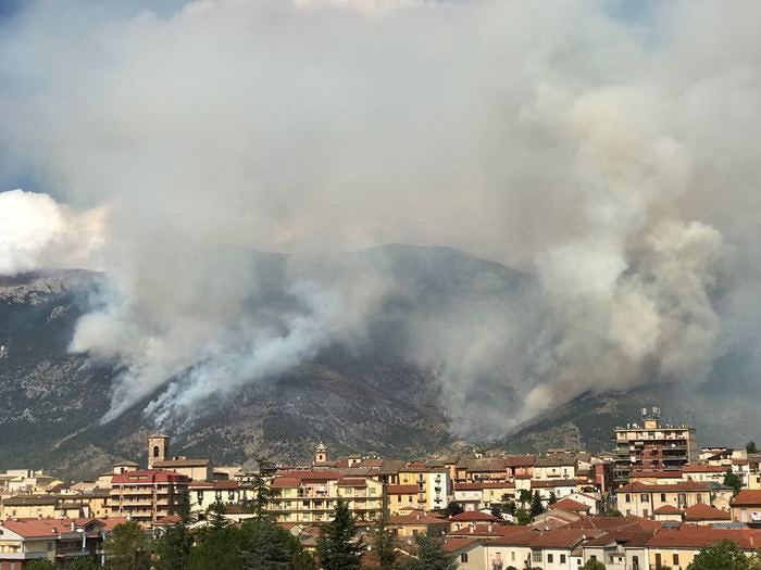 Incendio Monte Morrone, fiamme tornano a minacciare le case. Chiesto intervento dell’esercito