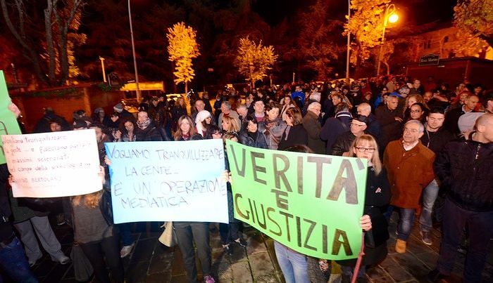 Sit-in di mille persone a L’Aquila contro sentenza Grandi Rischi