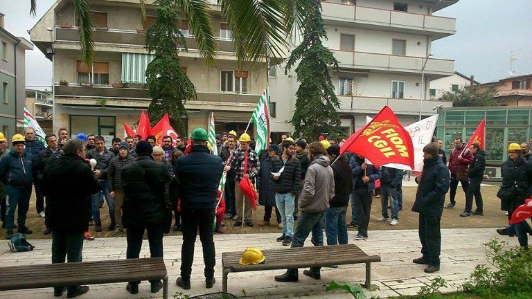 Martinsicuro, vertenza Veco. La protesta dei lavoratori FOTO e VIDEO