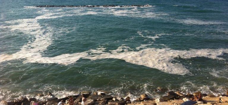 Pescara, maltempo: Foschi “Liquami fognari sversati in mare”