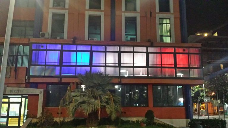 Montesilvano, il Comune si tinge del tricolore francese in memoria delle vittime di Parigi