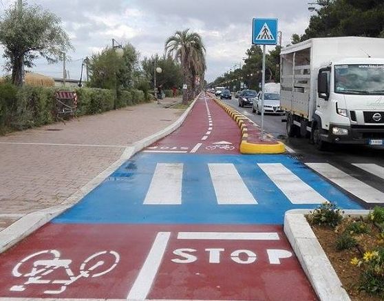 Montesilvano, gli ‘stop’ di troppo sulla pista Bike to coast: la polemica del CCiclAT
