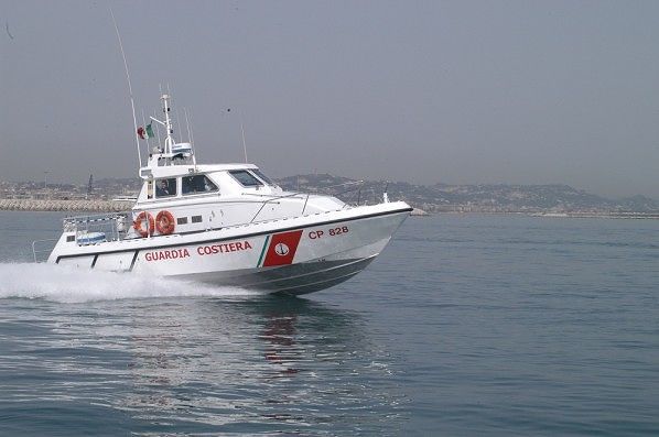 Martinsicuro, pesca di vongole sotto costa: intervento della guardia costiera